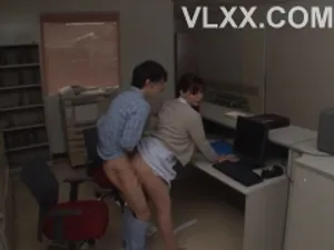 Ngọt ngào như một cô gái lai! Đôi chân đẹp trong chiếc tất dài màu hồng! Kéo quần lót sang một bên và xoa nắn cái "cô bé" màu hồng. Mèo không có lông rất mềm mại. Mở rộng âm hộ để xem lỗ