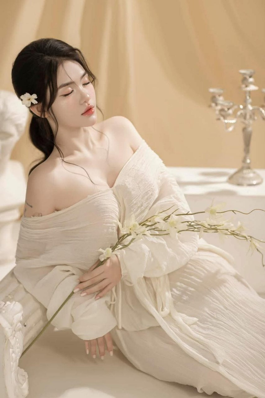Gấu đi đi chơi với gia đình thanh niên ở nhà nện bạn thân cô ấy